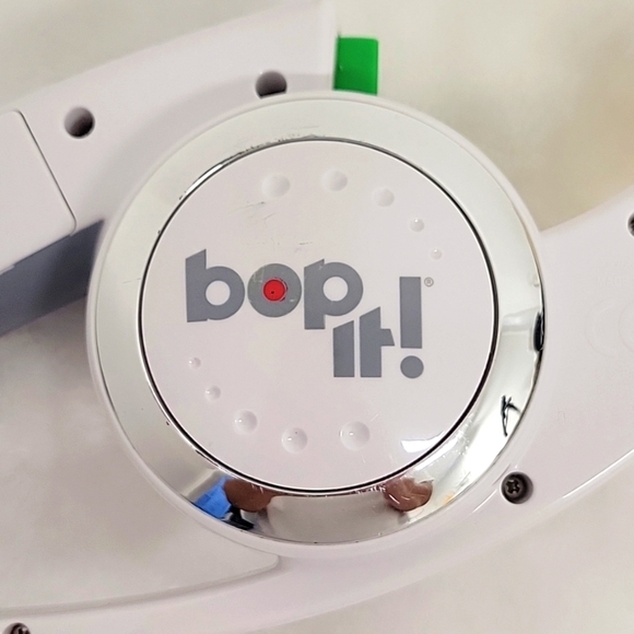 Bop It Pull Twist Shout Electronic Handheld Game TESTED and Works Great - Picture 3 of 9